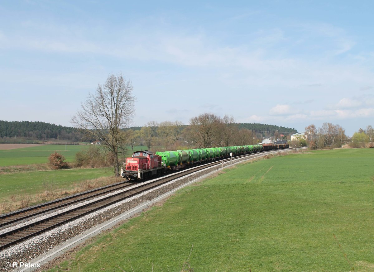 294 717-4 verlässt Weiden mit dem Müllzug nach Schwandorf bei Ullersricht. 05.04.17