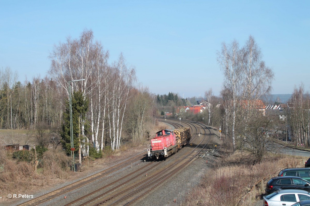 294 717 erreicht Marktredwitz mit einer bergabe aus Hof die nur aus 1 Holztransportwagen besteht. 18.03.16