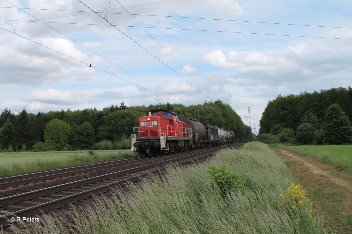 294 725-7 mit einer bergabe bei der Stromkreistrennstelle bei Bischofsheim. 19.05.15