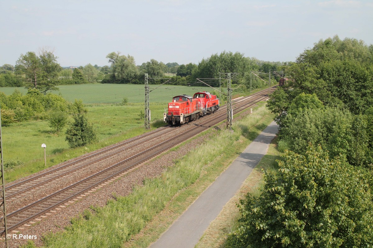 294 725-7 schleppt die 261 056-6 bei Nauheim ab. 22.05.15