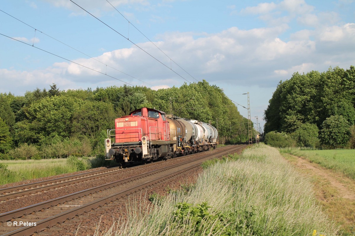 294 757-0 mit einer kleinen Kesselwagen Übergabe bei der Stromkreistrennstelle bei Bischofsheim. 20.05.15