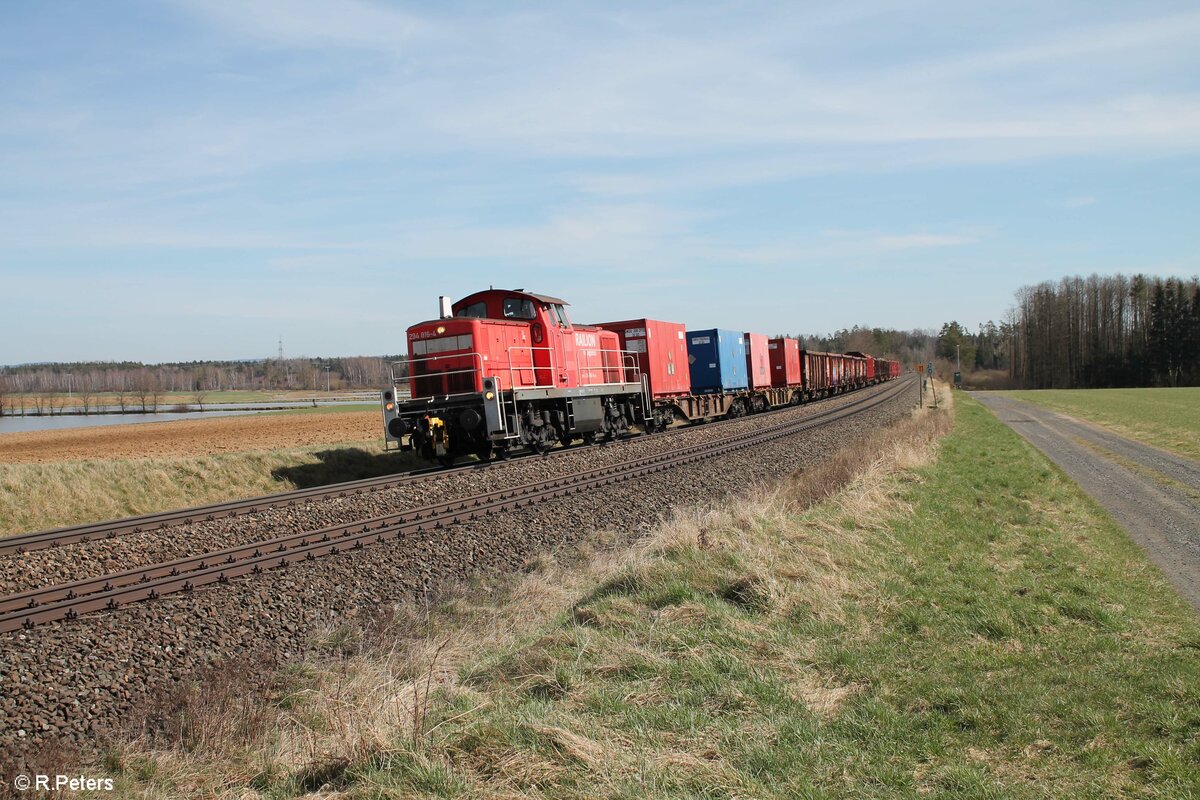 294 816 mit der Übergabe aus Weiden nach Marktredwitz bei Oberteich. 12.04.22