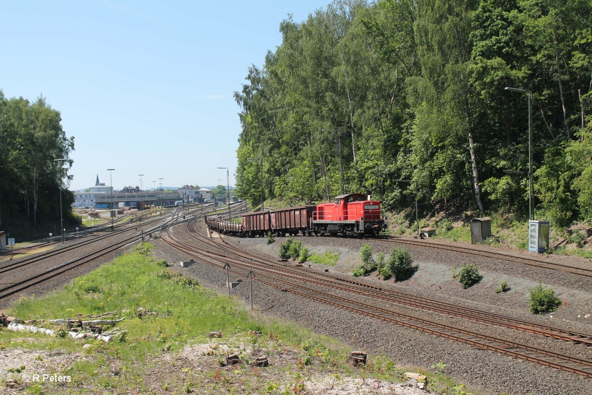 294 902-4 zieht ein paar Güterwagen über den Abrollhügel in Marktredwitz. 05.06.15