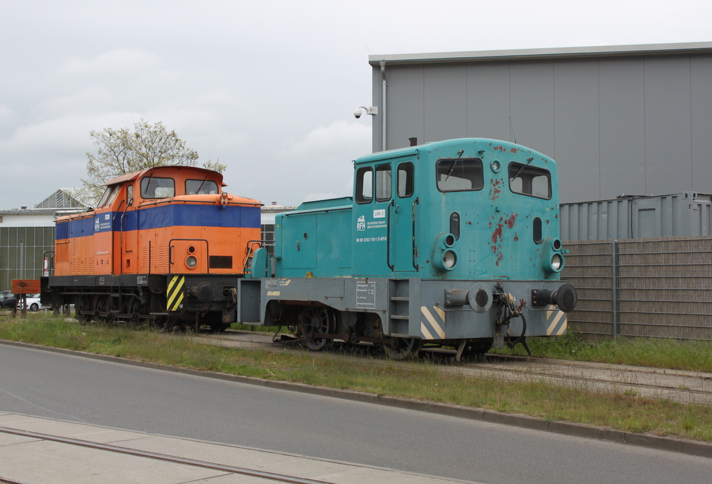 312 176-1(Werklok 2)+345 414-7(Werklok 1)abgestellt im Rostocker Fracht und Fischereihafen.20.05.2017 