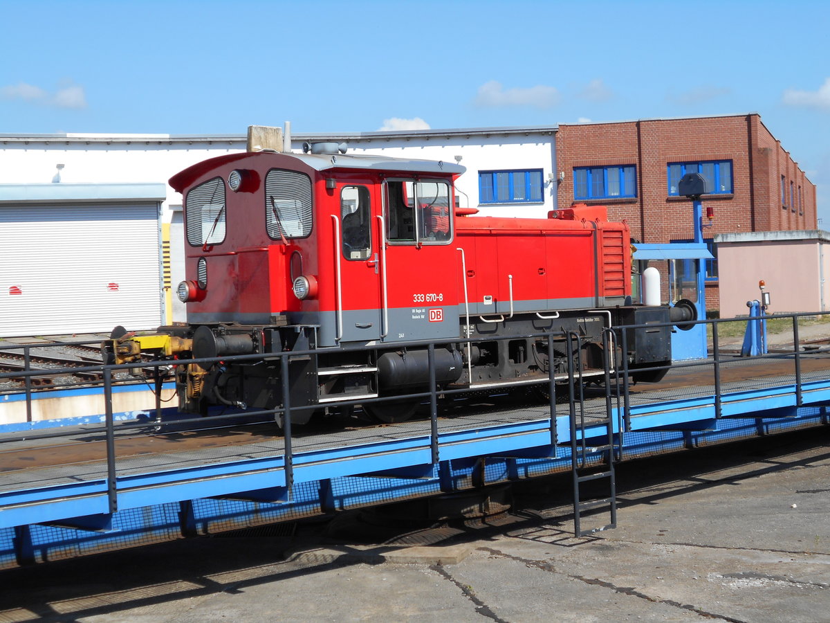 333 670,am 15.Juli 2018,auf der Drehscheibe im Bw Rostock.