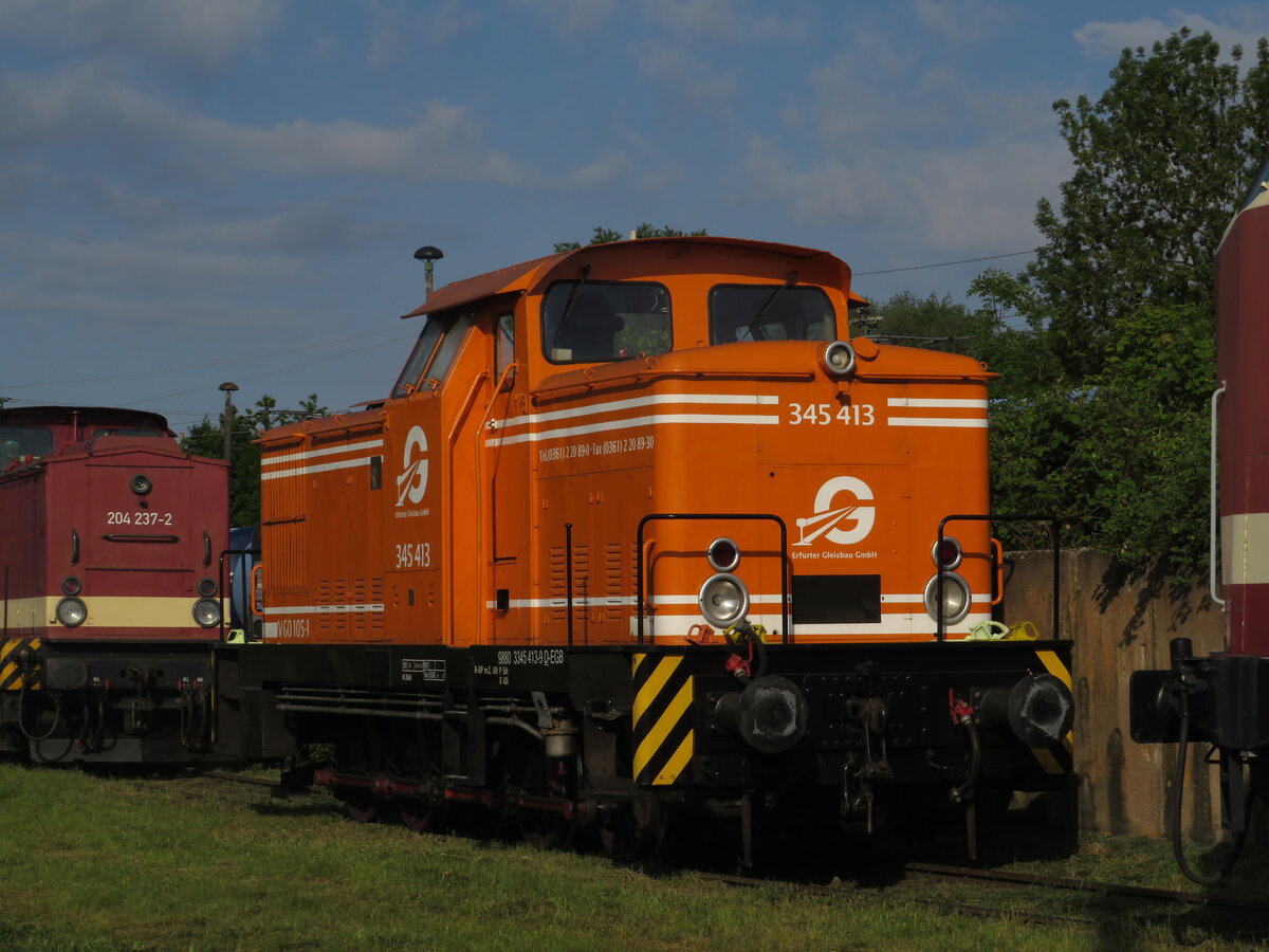 345 413-9 der Erfurter Gleisbau GmbH beim 30. Weimarer Eisenbahnfest am 24.5.2025