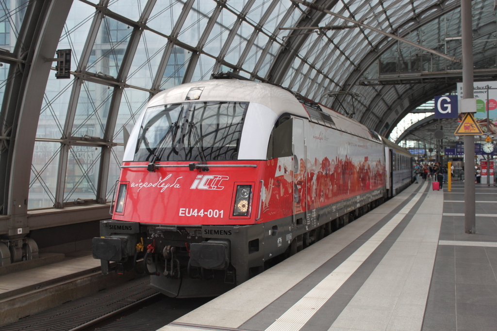 370 001-7 mit EC 55 von Berlin Hbf nach Gdynia Glowna kurz vor der Ausfahrt am 04.08.2019 im Berliner Hbf.