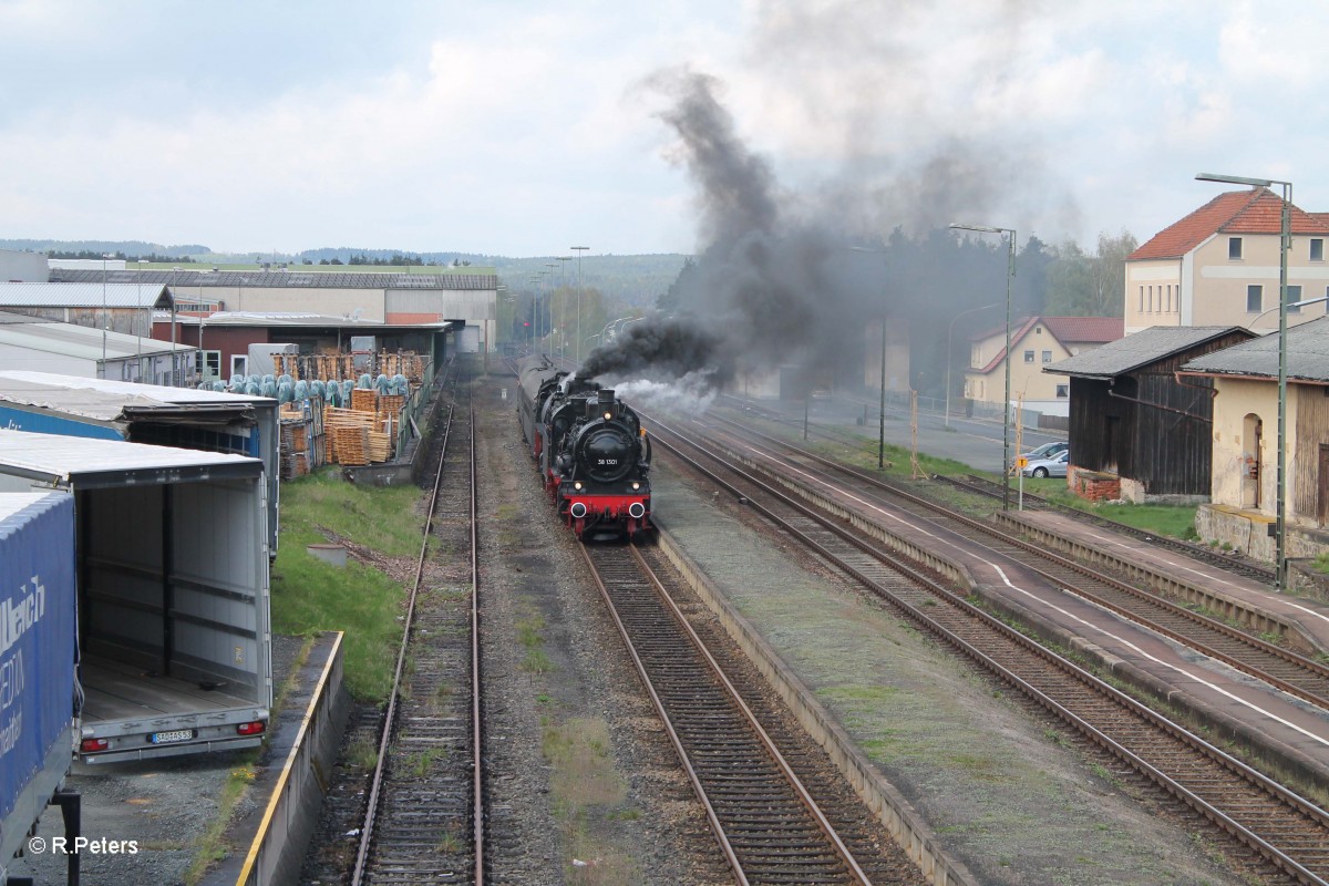 38 1301 und 01 509 erreichen mit dem DPE 24589 Dresden - Passau bei Wernberg-Köblitz. 14.04.14