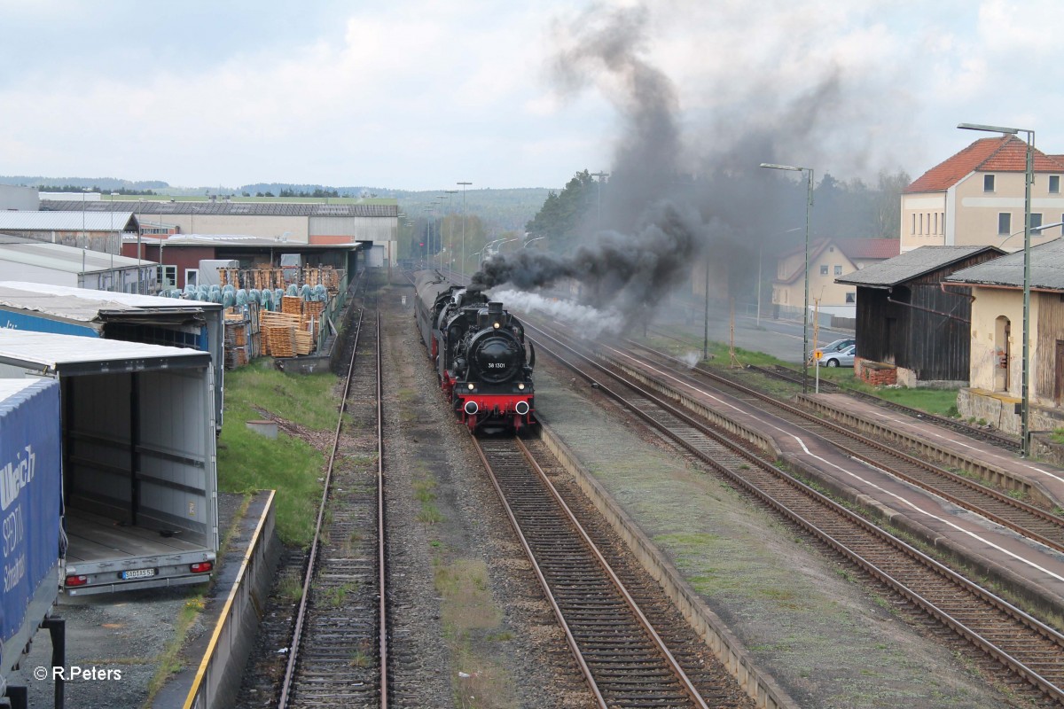 38 1301 und 01 509 erreichen mit dem DPE 24589 Dresden - Passau bei Wernberg-Köblitz. 14.04.14