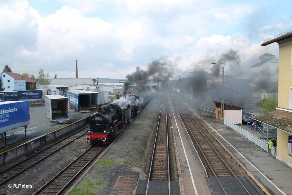 38 1301 und 01 509 erreichen mit dem DPE 24589 Dresden - Passau bei Wernberg-Köblitz. 14.04.14