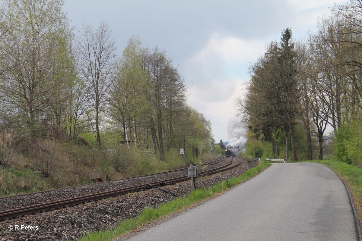 38 1301 und 01 509 kommen langsam um die Kurve bei Wernberg-Köblitz. 14.04.14