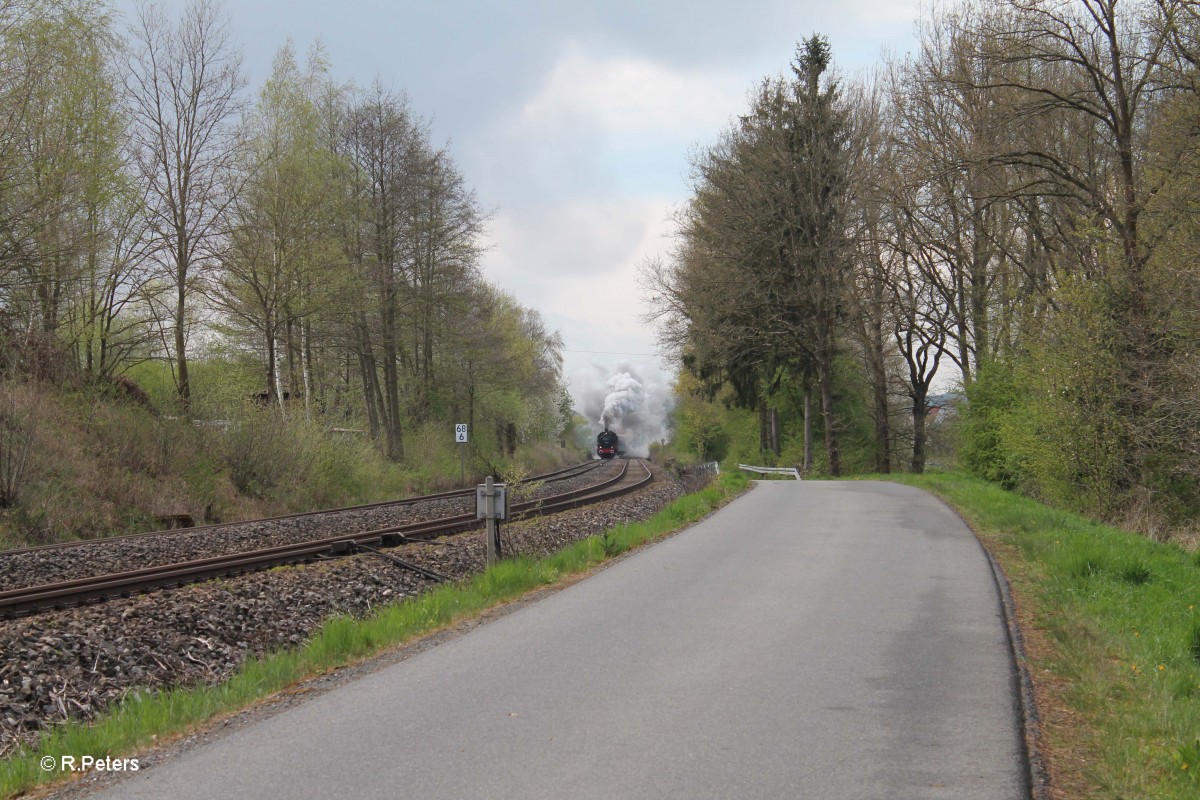 38 1301 und 01 509 kommen langsam um die Kurve bei Wernberg-Köblitz. 14.04.14