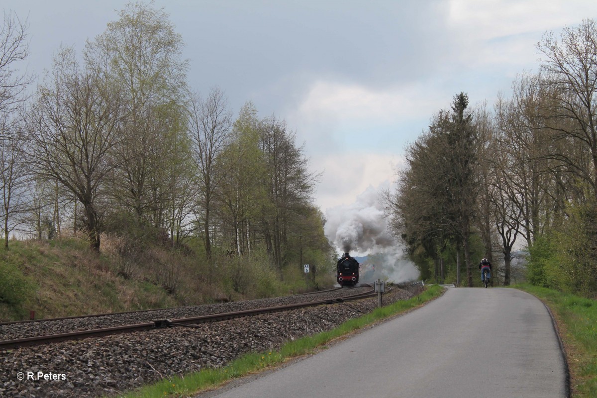 38 1301 und 01 509 kommen langsam um die Kurve bei Wernberg-Köblitz. 14.04.14