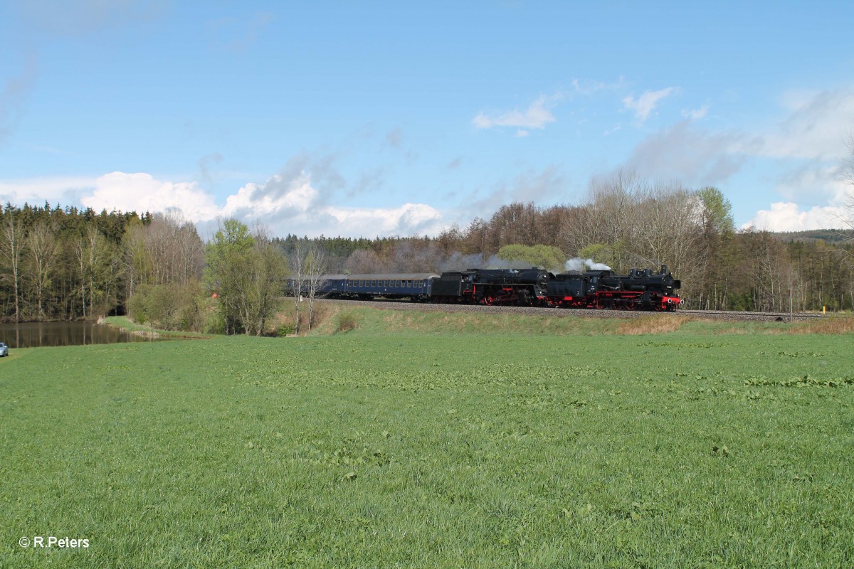 38 1301 und 01 509 ziehen gemeinsam den DPE 24589 Dresden - Passau bei Oberteich. 14.04.14