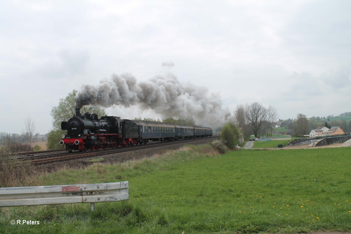 38 1301 beschleunigt ihren Sonderzug aus Linz nach Dresden bei Schönfeld zu Wiesau. 11.04.14