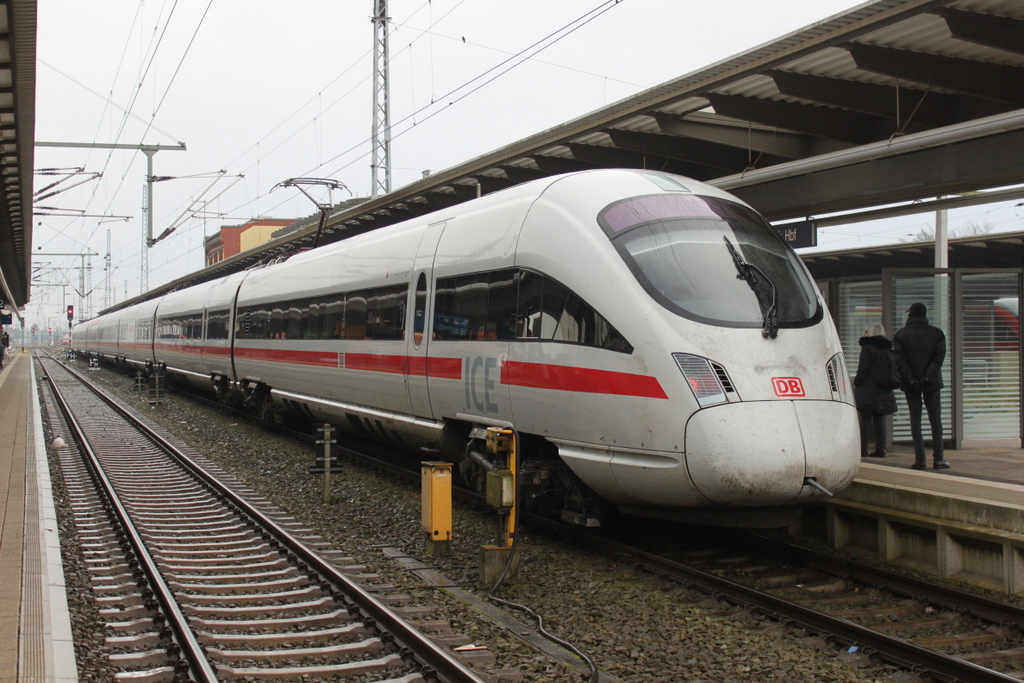 411 032-6“Wittenberge“ als ICE 1725(WR-MH)stand am Nachmittag des 06.01.2017 im Rostocker Hbf.