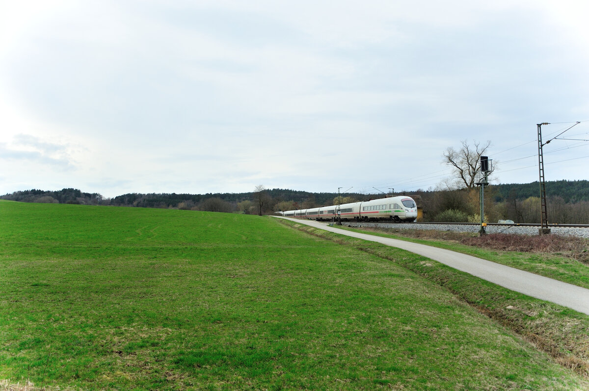 411 067-2  Traunstein  als ICE 95 Berlin - Wien bei Pölling.17.03.24