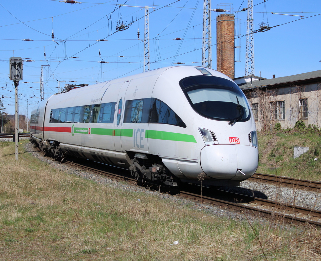 411 562-2  Vaihingen an der Enz  als ICE 1676(Hamburg-Stralsund)bei der Ausfahrt im Rostocker Hbf.16.04.2022