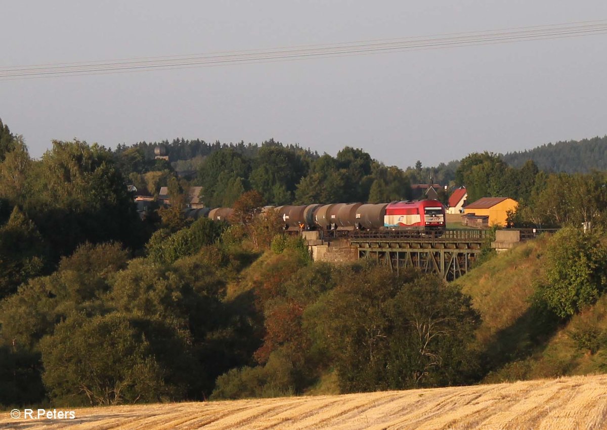 420 13 alias 223 034 zieht ein Kesselzug aus Cheb nach Ingolstadt über das Röslau Viadukt bei Seußen. 13.09.16