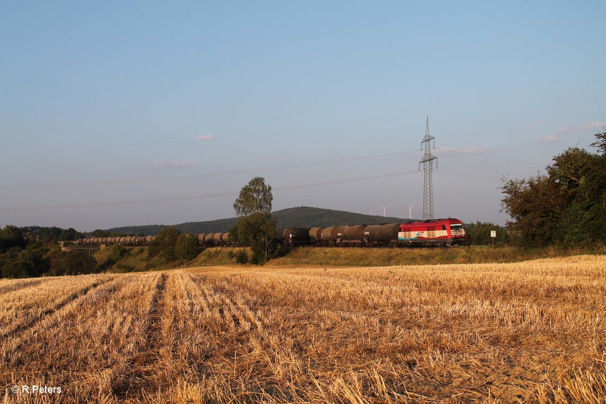 420 13 alias 223 034 zieht ein Kesselzug aus Cheb nach Ingolstadt über das Röslau Viadukt bei Seußen. 13.09.16