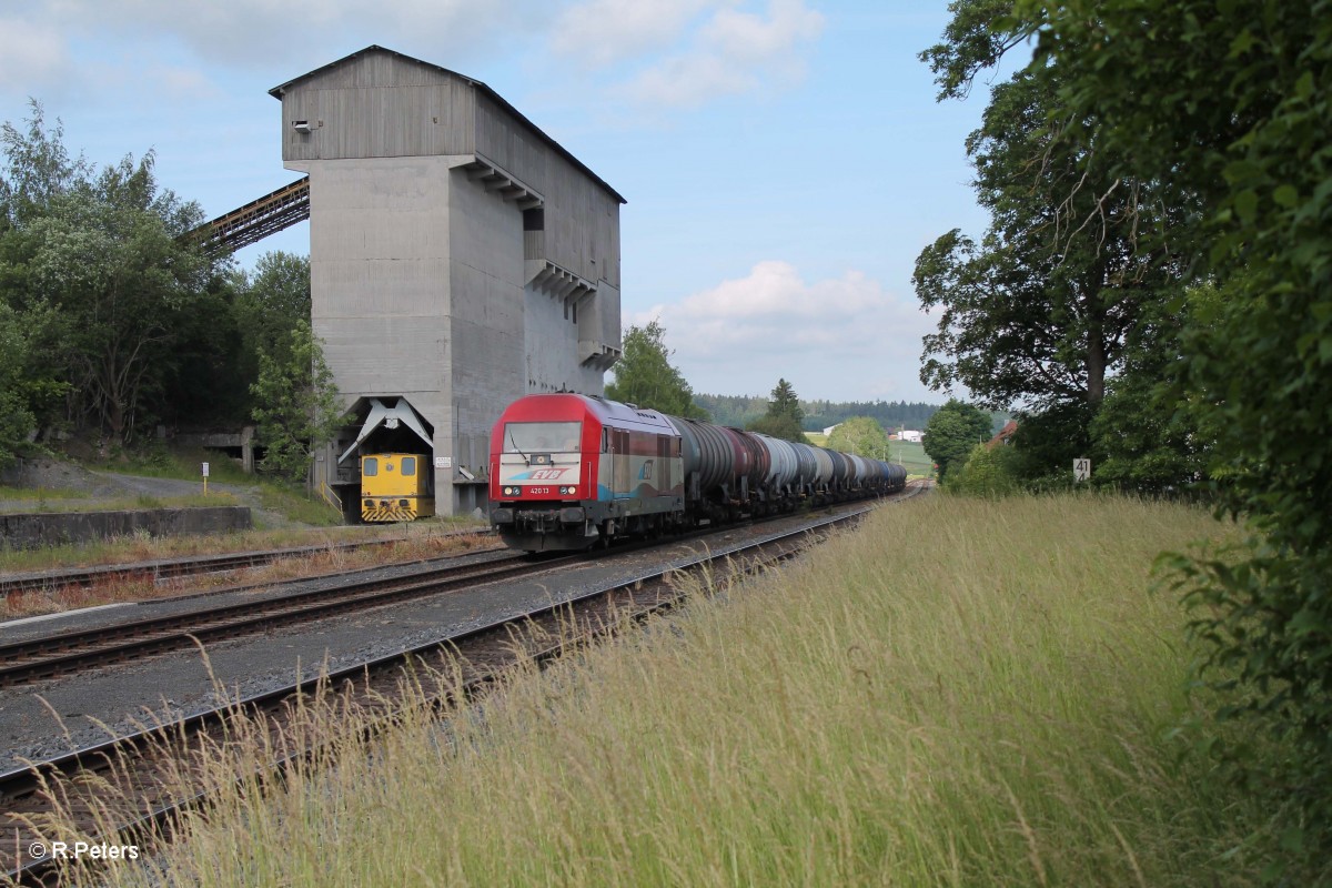 420 13 zieht mit einem Kesselzug Cheb - Regensburg durch Pechbrunn. 17.06.15