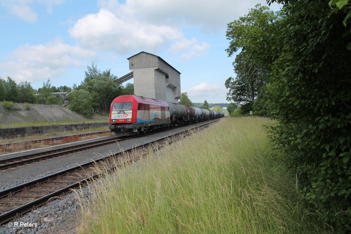 420 13 zieht mit einem Kesselzug Cheb - Regensburg durch Pechbrunn. 17.06.15