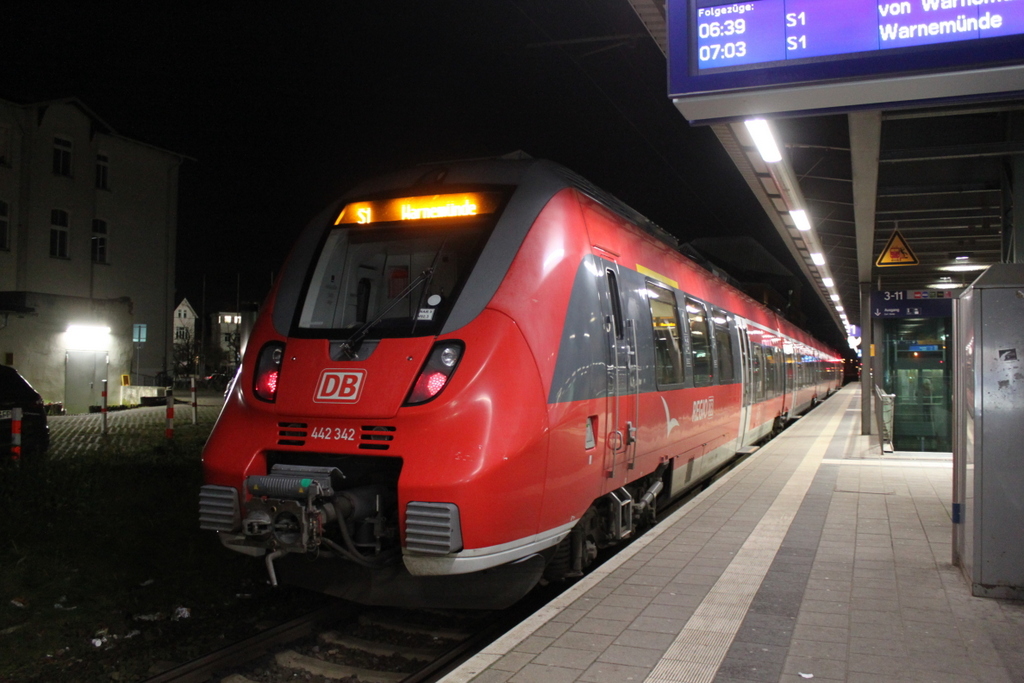 442 342 als S1(Rostock-Warnemünde)kurz vor der Abfahrt um 06:31 Uhr im Rostocker Hbf.23.11.2017