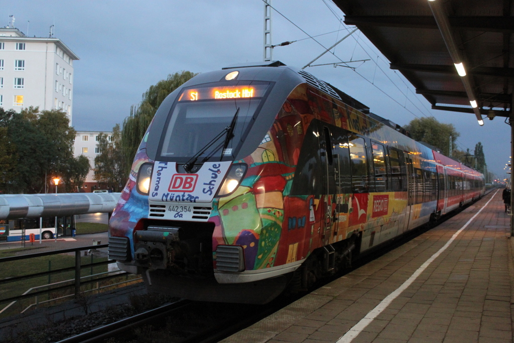 442 354 als S1(Warnemnde-Rostock)stand am Morgen des 21.10.2016 im Haltepunkt Rostock-Holbeinplatz.