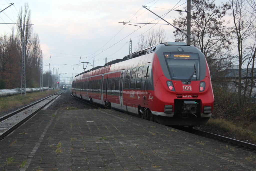 442 358 als S2(Güstrow-Warnemünde)bei der Ausfahrt im Haltepunkt Rostock-Holbeinplatz, aus Richtung Rostock-Bramow nährte sich schon die nächste Überraschung.02.12.2017 