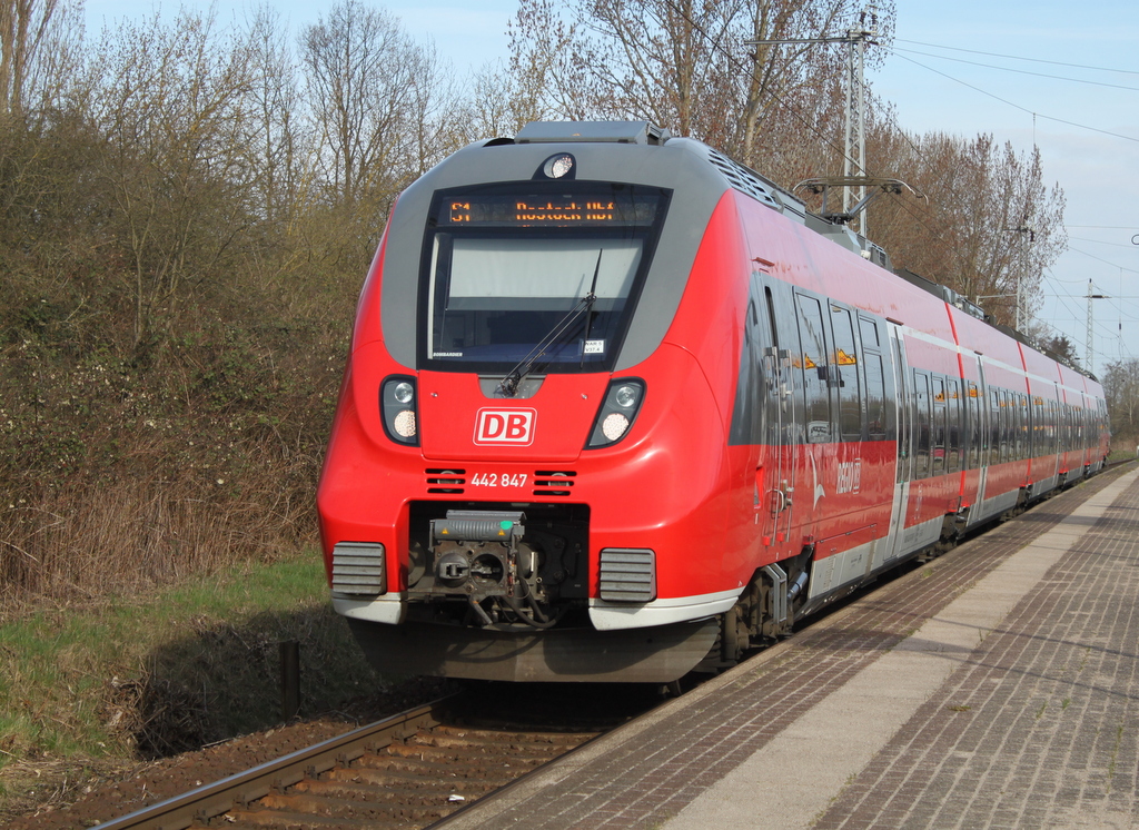 442 847-0 als S1 von Warnemnde nach Rostock Hbf bei der Einfahrt im Haltepunkt Rostock-Bramow.09.04.2016