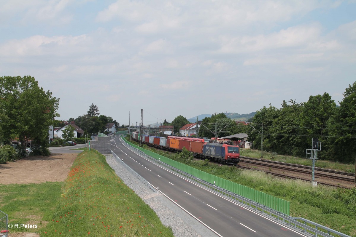 482 000-7 durchfährt Hemsbach mit einem Containerzug in Richtung Süden. 28.05.15