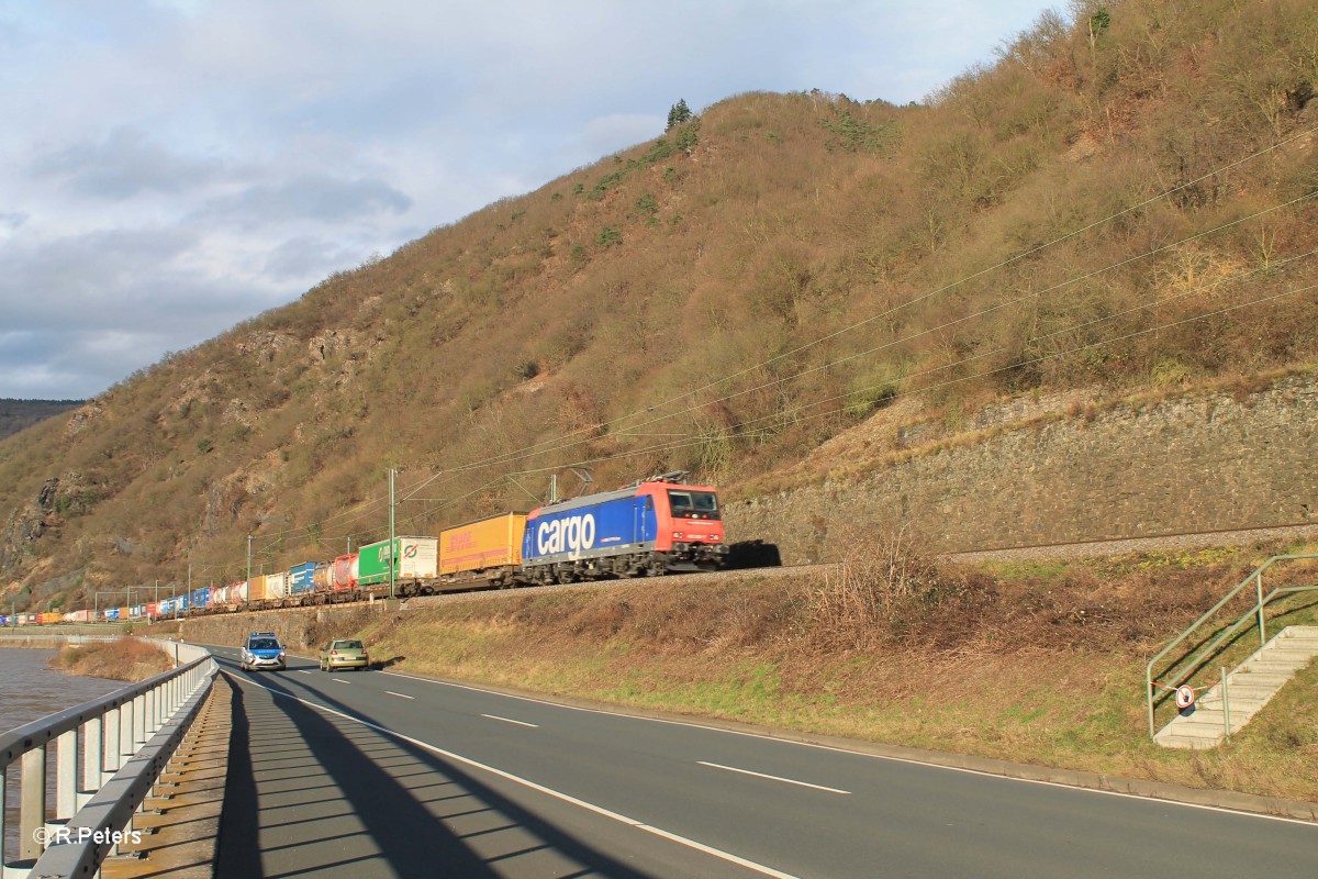 482 000-7 mit einem Wechselpritschenzug kurz vor Assmannshausen. 13.01.15