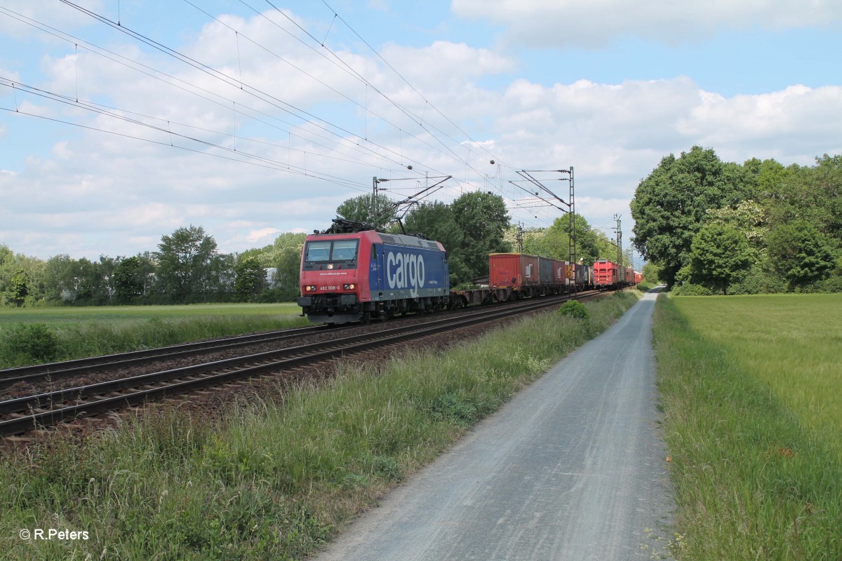 482 008-0 mit einem Containerzug bei der Stromkreistrennstelle Bischofsheim. 20.05.15