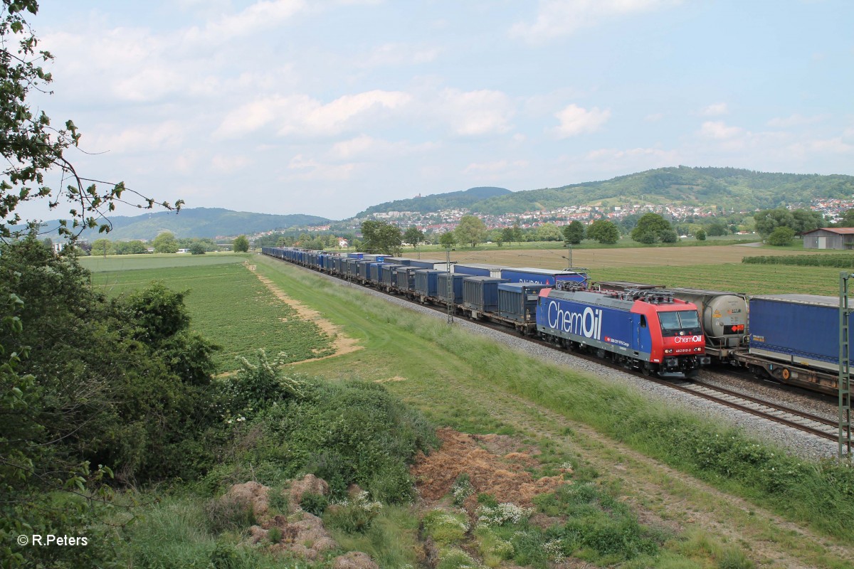 482 012-2 zieht bei Großsachsen-Heddesheim einen Containerzug in Richtung Mannheim/Heidelberg. 28.05.15