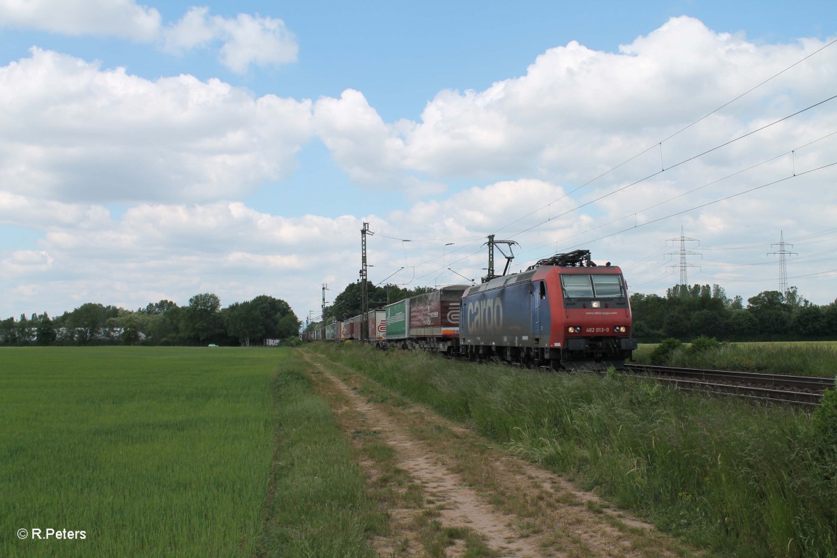 482 013-0 mit einem Arcese Wechselpritschenzug bei der Stromkreistrennstelle Bischofsheim. 20.05.15