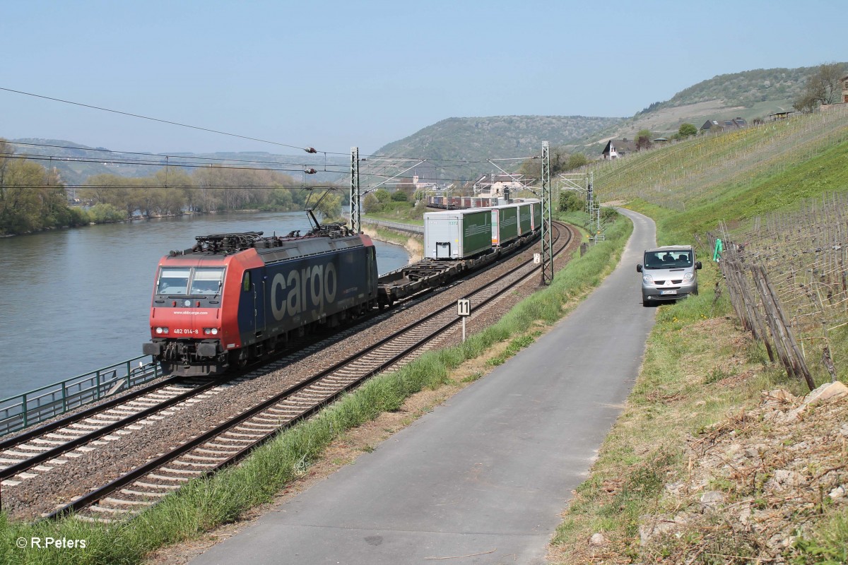 482 016-8 mit einem Arcese Wechselpritschenzug kurz hinter Lorch am Rhein. 22.04.15