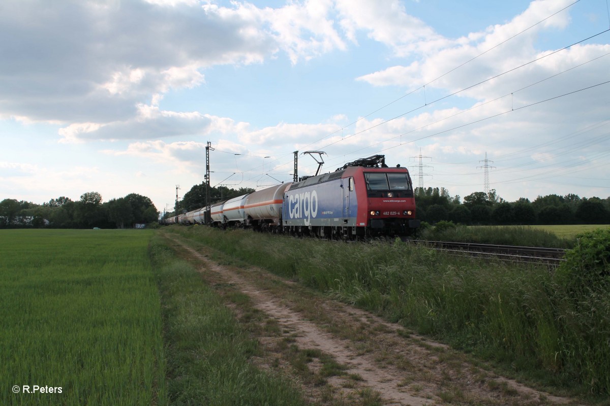 482 025-4 mit einem Gaskesselzug bei der Stromkreistrennstelle Bischofsheim. 20.05.15