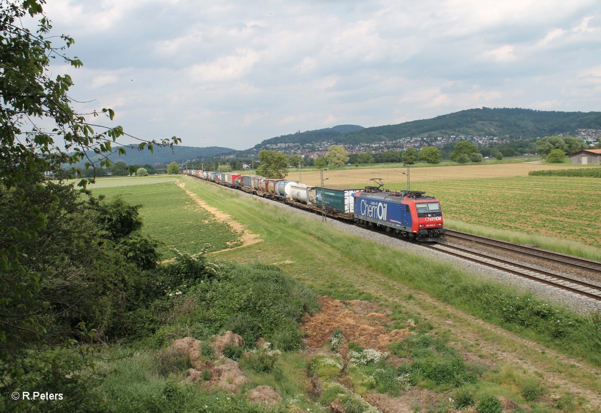 482 028-8 zieht bei Großsachsen-Heddesheim einen Wechselpritschenzug gen Süden. 28.05.15