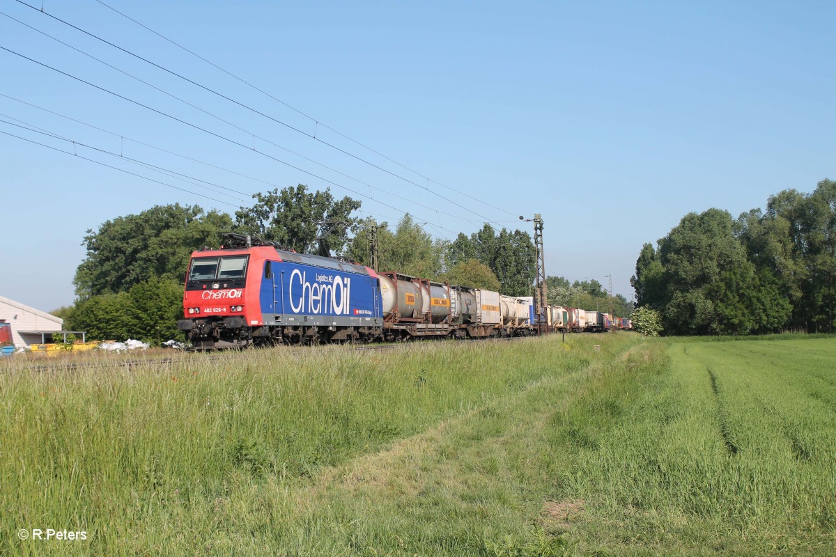 482 028-8 zieht kurz vor Groß-Gerau einen KLV. 21.05.15