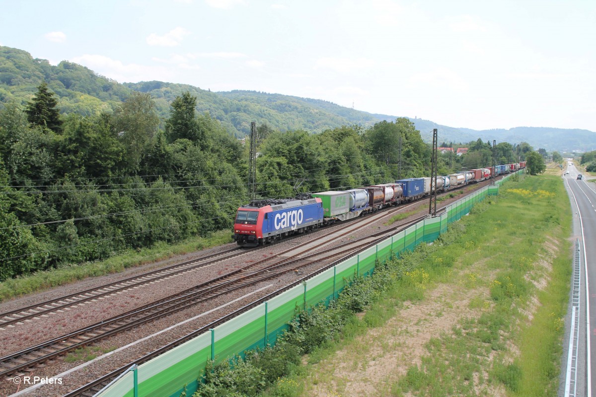 482 029-6 zieht einen Wechselpritschenzug durch Hemsbach in Richtung Darmstadt. 28.05.15