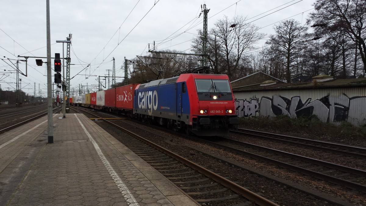 482 045-2 auf dem Weg nach Hamburg-Waltershof bei der Durchfahrt am 09.02.2016 in Hamburg-Harburg.