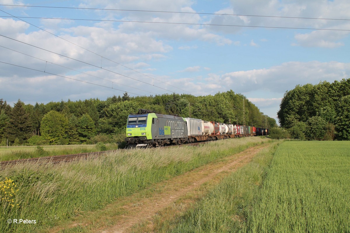 485 015-2 mit einem KLV bei der Stromkreistrennstelle Bischofsheim. 20.05.15