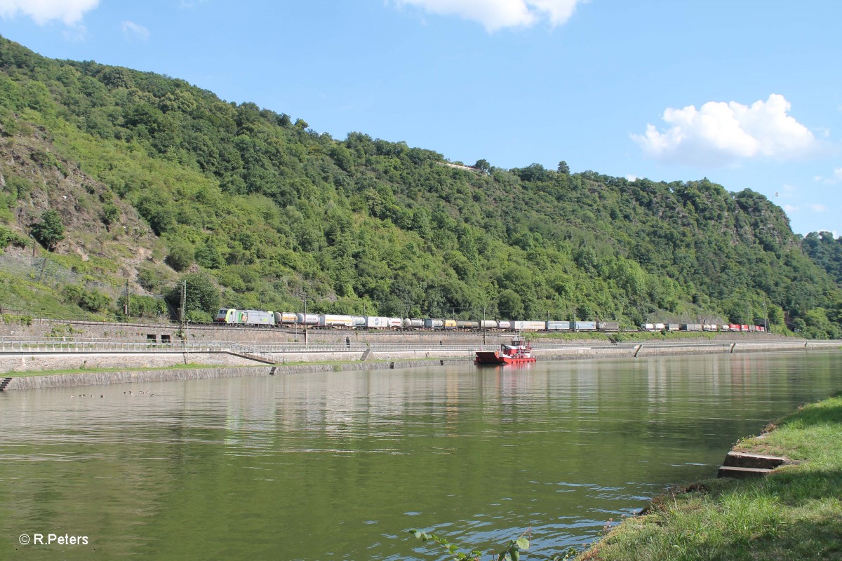 486 504-4 zieht bei St. Goarshausen ein Wechselpritschenzug in Richtung Koblenz. 16.07.14