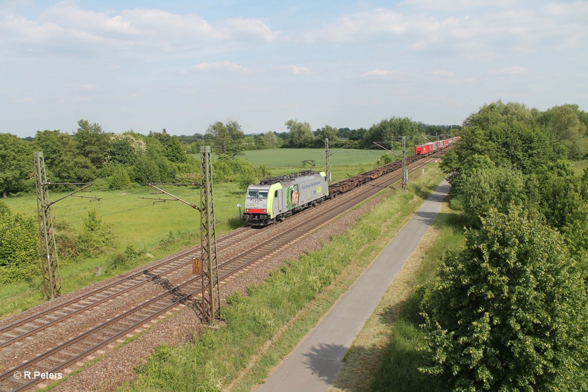 486 506-9 mit einem Wechselpritschenzug Gruber bei Nauheim in Richtung Mainz. 22.05.15