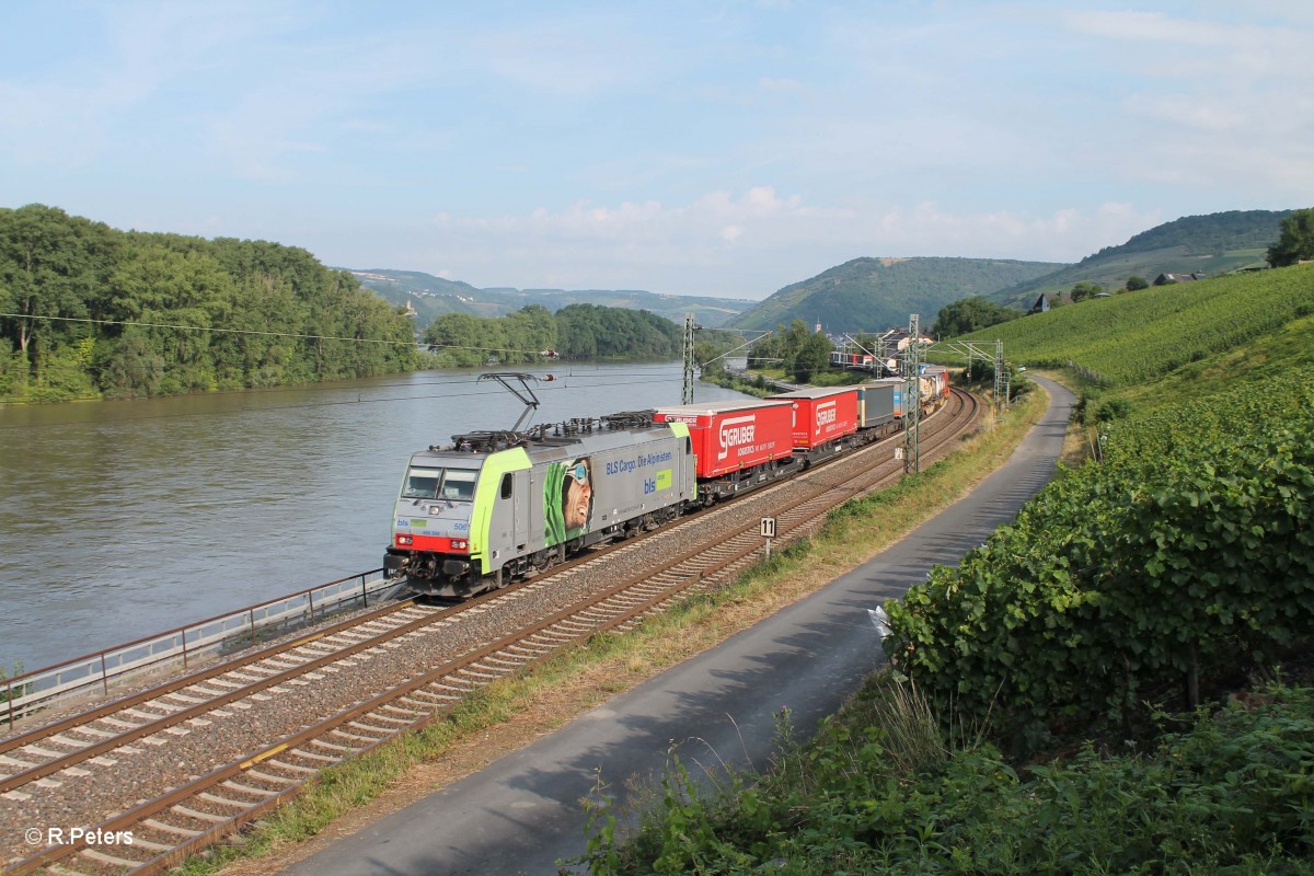 486 506 mit einem Wechselpritschenzug bei Lorch am Rhein. 15.07.14