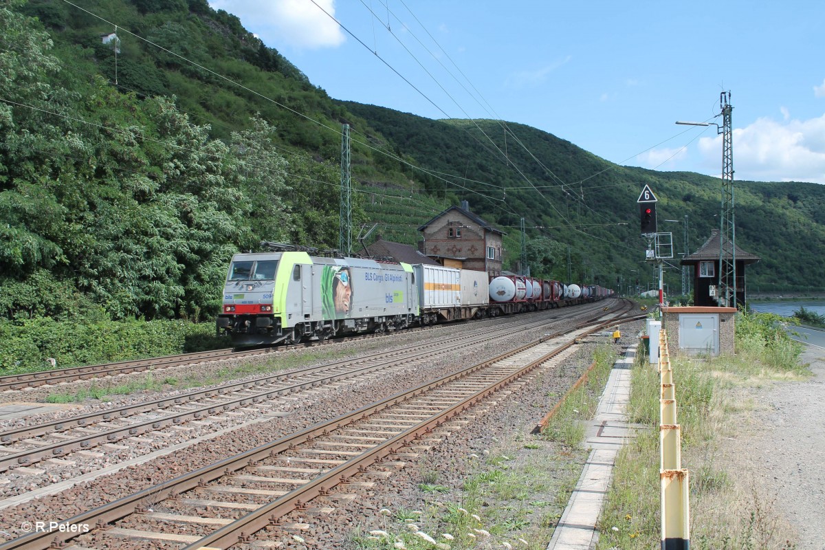 486 509 mit einem Wechselpritschenzug in Kaub. 15.07.14