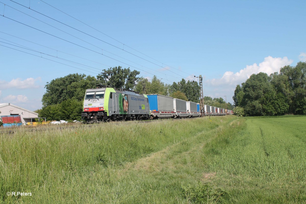 486 509 zieht einen Sattelauflieger/Wechselpritschenzug zwischen Neuheim und Groß-Gerau. 21.05.15