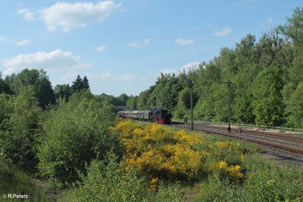 52 8195 durchfuhr Tender vorraus Reuth bei Erbendorf mit dem Sonderzug Hof - Nürnberg. 26.05.16