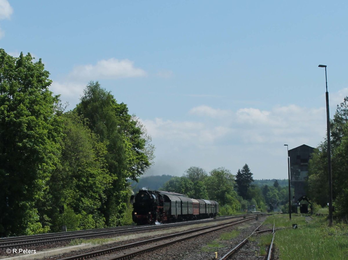 52 8195 zieht mit einem Sonderzug nach Hof durch Pechbrunn. 26.05.16