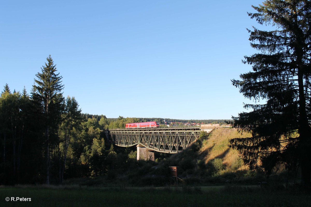 612 587 auf dem Viadukt ber die Fichtelnaab bei Neusorg als RE5290 aus Cheb auf dem Weg nach Nrnberg. 31.08.16